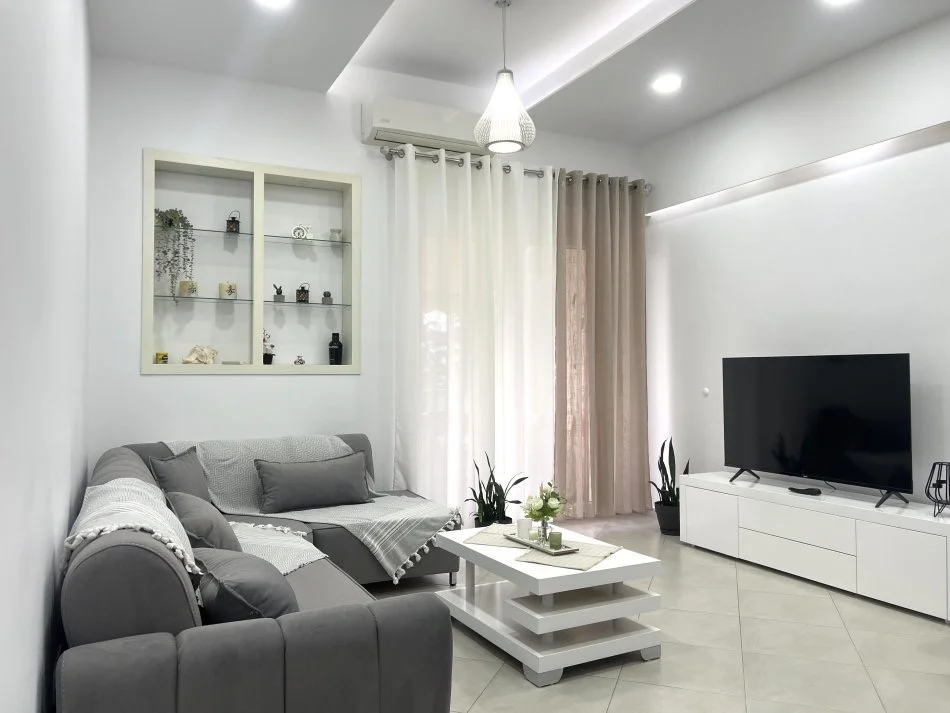 Tirane, jepet me qera apartament 1+1+Ballkon Kati 2, 67 m² 600 € (Kopshti Botanik)