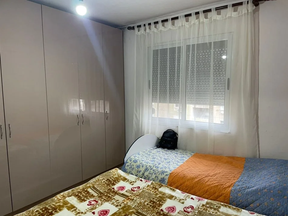 Disponojmë Apartament 1+1 për shitje, 21 Dhjetori Tiranë.