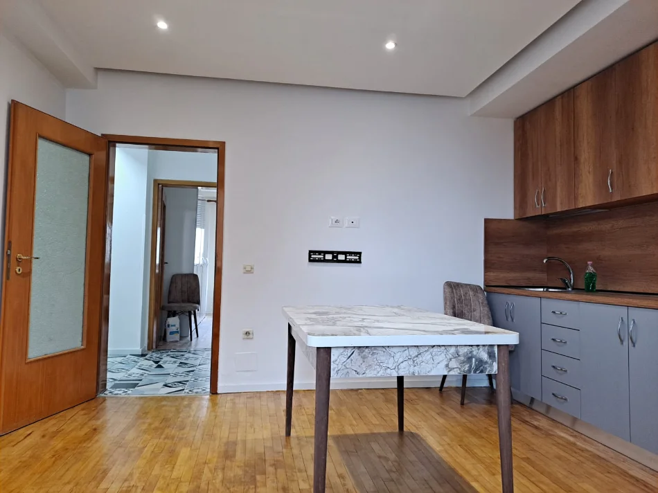 Tirane, jepet me qera apartament 2+1 Kati 3, 85 m² 580 € (Ish Restorant Durresi)