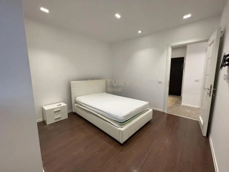 Tirane, jepet me qera apartament 2+1+Ballkon, Kati 4, 103 m² 600 € (qendra kristal)