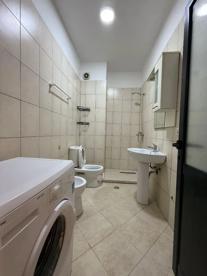 Tirane, jepet me qera apartament 2+1+Ballkon Kati 7, 100 m² 450 € (ASTIR)