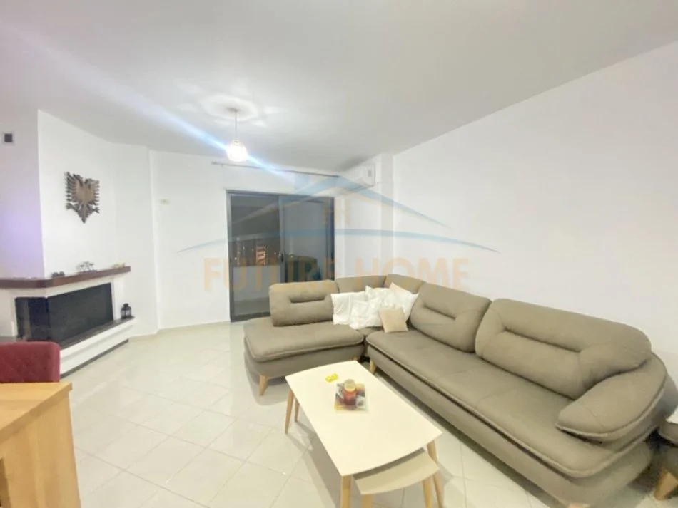 Tirane, jepet me qera apartament 3+1 Kati 8, 140 m² 500 € (Unaza e re)