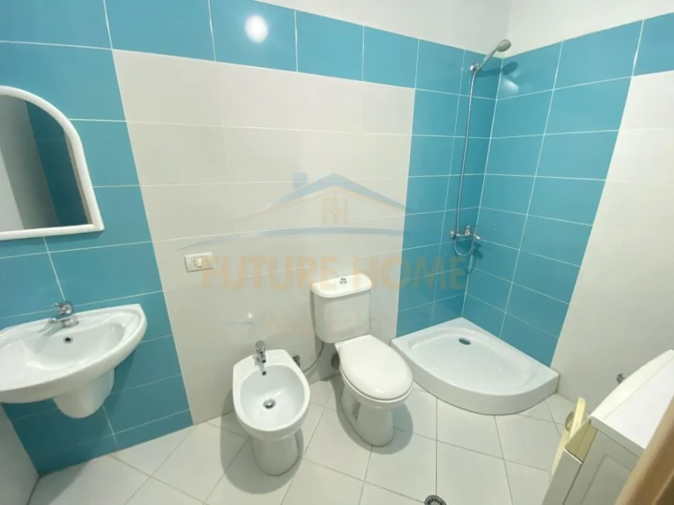 Tirane, jepet me qera apartament 3+1 Kati 8, 140 m² 500 € (Unaza e re)