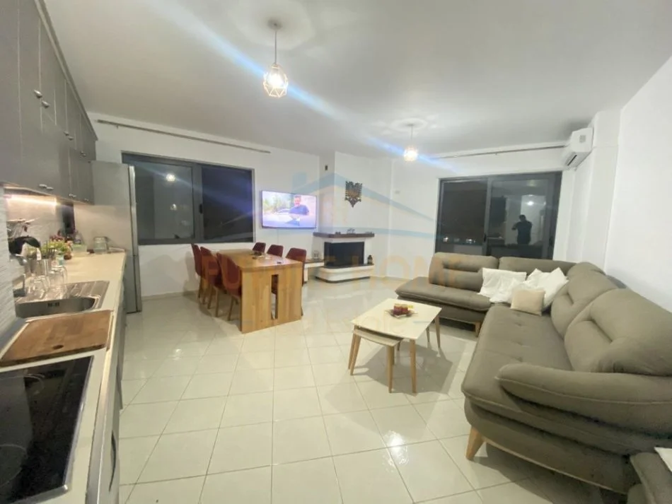 Tirane, jepet me qera apartament 3+1 Kati 8, 140 m² 500 € (Unaza e re)