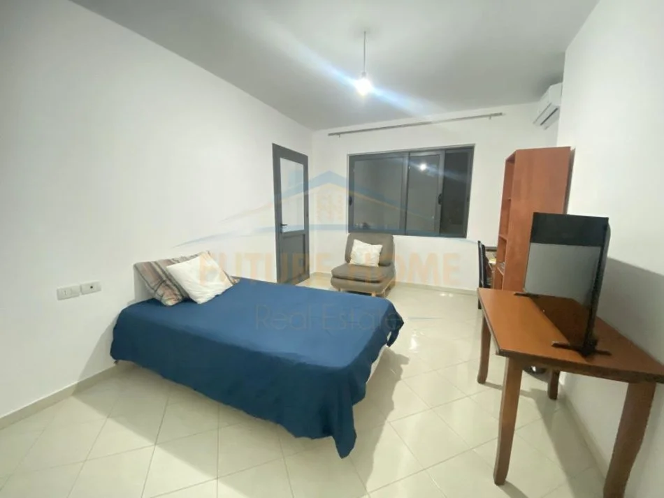 Tirane, jepet me qera apartament 3+1 Kati 8, 140 m² 500 € (Unaza e re)