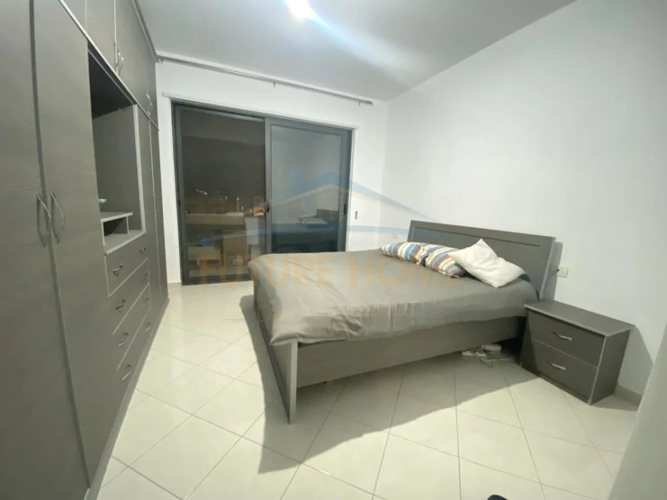 Tirane, jepet me qera apartament 3+1 Kati 8, 140 m² 500 € (Unaza e re)