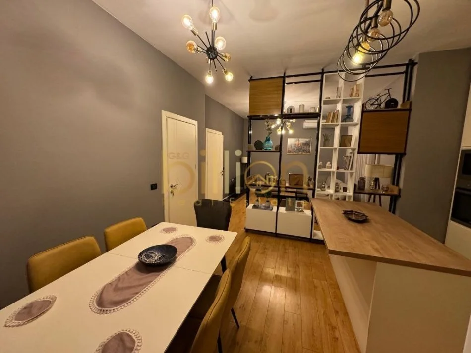 Tirane, shitet shtepi 3 Katshe , 363 m² 362.000 € (Laprake)