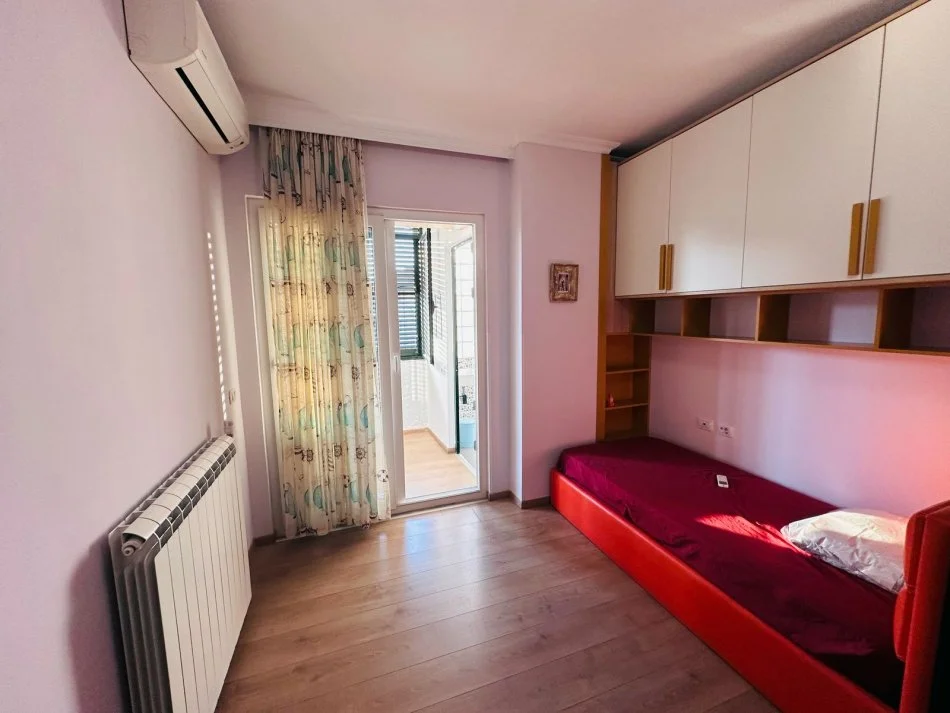 Tirane, jepet me qera apartament 2+1+Ballkon Kati 2, 110 m² 650 € 