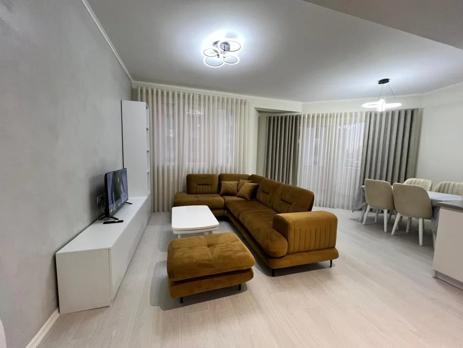 Tirane, jap me qera apartament 2+1+Ballkon Kati 2, 100 m² 800 € (River Residence)