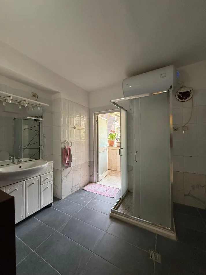 Tirane, jepet me qera apartament 3+1+Ballkon Kati 2, 100 m² 600 € (Ferit Xhajko)