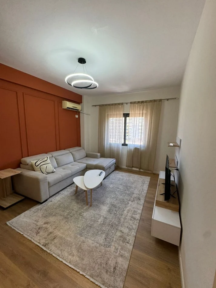 Tirane, jepet me qera 1+1 Kati 4, 63 m² 450 € (unaza re)