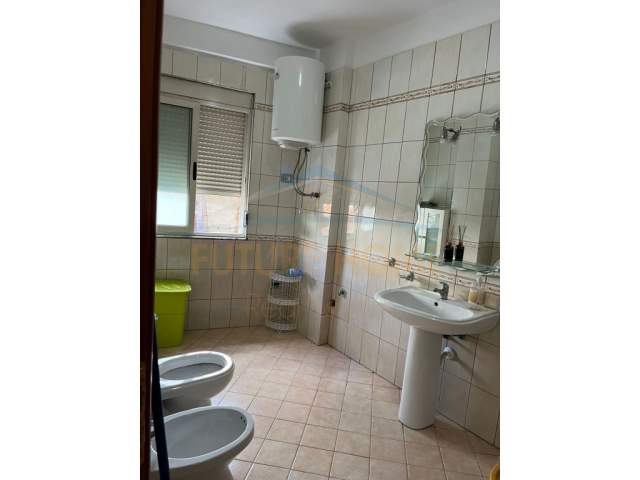 Tirane, jepet me qera apartament 1+1+BLK Kati 1, 70 m² 550 Euro (Rruga e Durresit)