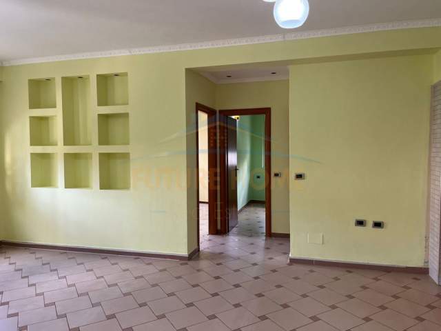 Tirane, jepet me qera apartament 1+1+BLK Kati 1, 70 m² 550 Euro (Rruga e Durresit)