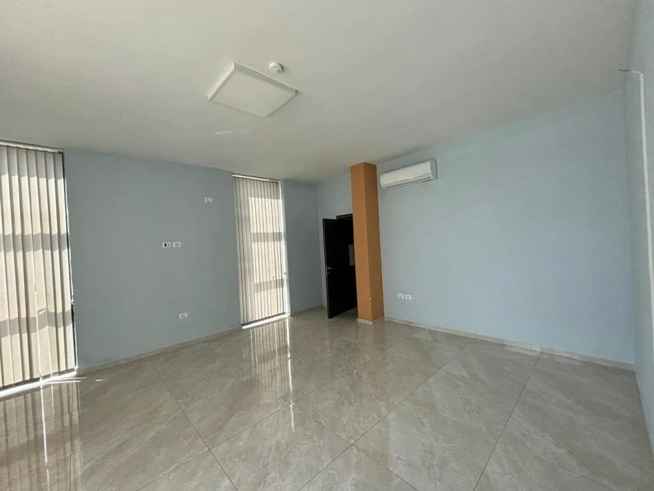 Tirane, jepet me qera ambjent biznesi Kati 0, 1.100 m² 5.000 € (VORE)