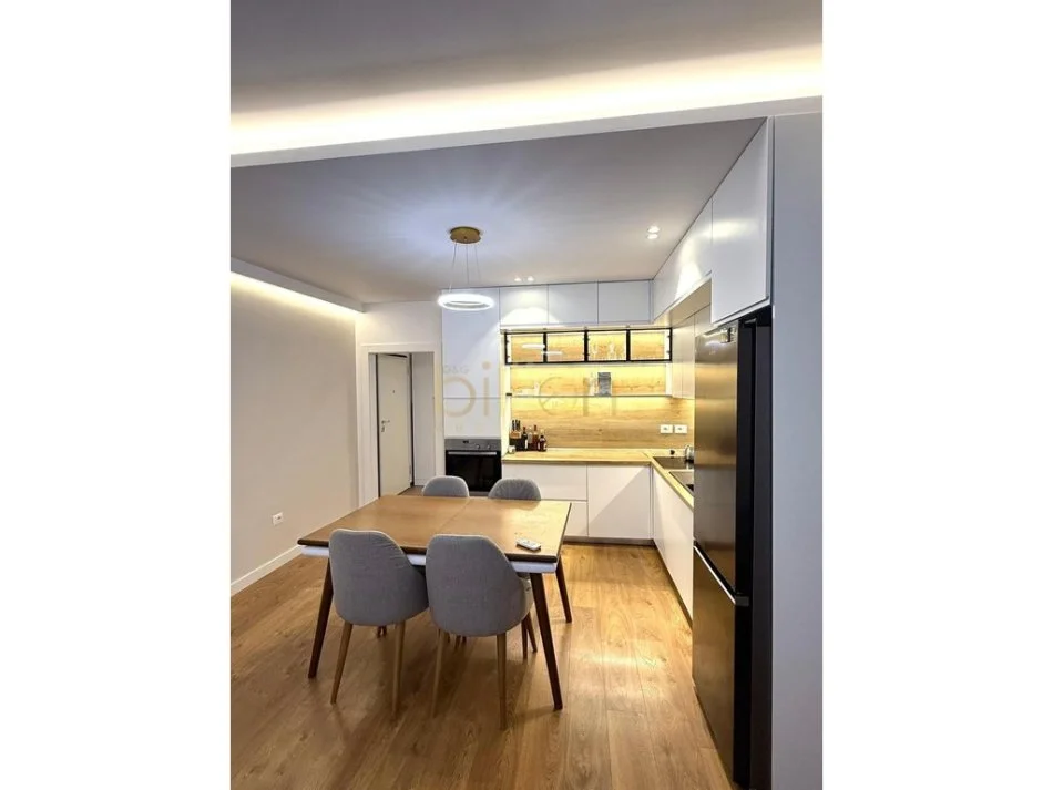 Tirane, jepet me qera apartament 2+1 Kati 4, 94 m² 1.000 € (Rruga Elbasanit, Tirana, Albania)