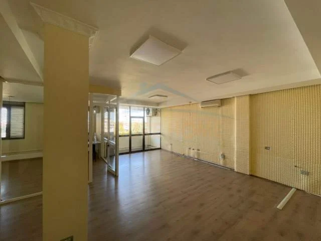 Tirane, jepet me qera zyre Kati 0, 110 m² 1.300 Euro (BLLOKU)