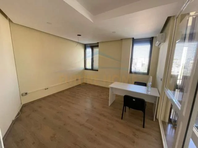 Tirane, jepet me qera zyre Kati 0, 110 m² 1.300 Euro (BLLOKU)
