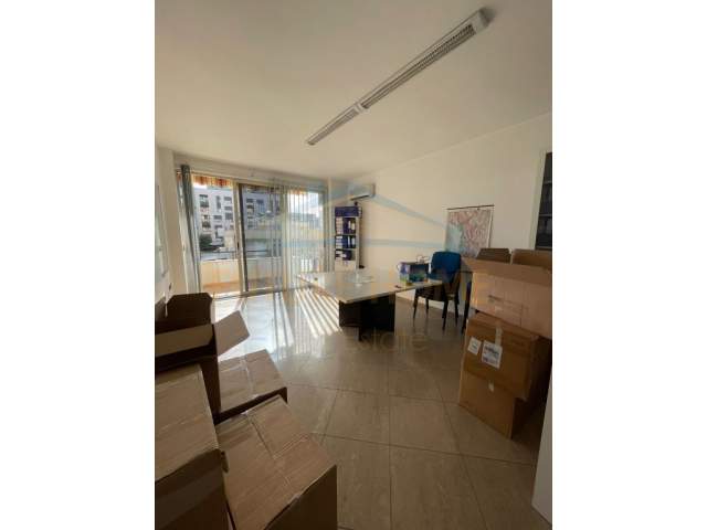 Tirane, jepet me qera apartament 3+1 Kati 3, 130 m² 1.000 Euro (Rruga e Elbasanit)