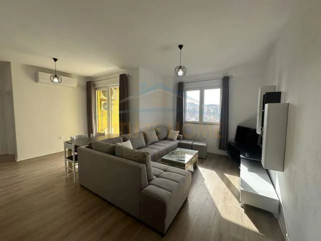 Tirane, jepet me qera apartament 2+1+BLK Kati 5, 550 Euro (yzberisht)