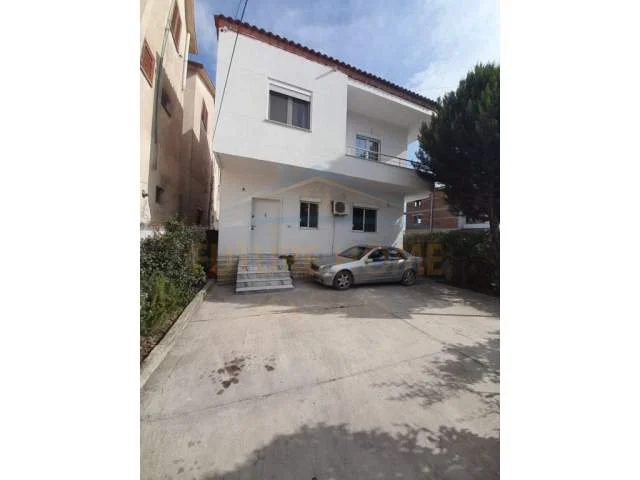 Tirane, jepet me qera apartament 3+1 Kati 0, 272 m² 650 Euro (Fushë-Mëzez,pranë Shkollës "Sarina")