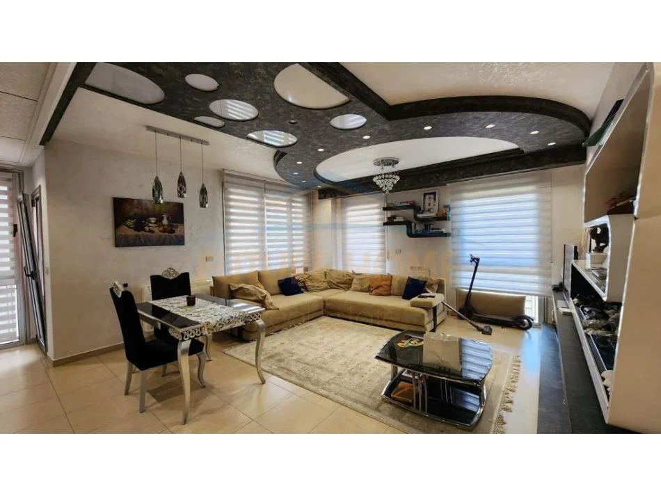 Tirane, jepet me qera apartament 3+1 Kati 6, 150 m² 1.800 € 