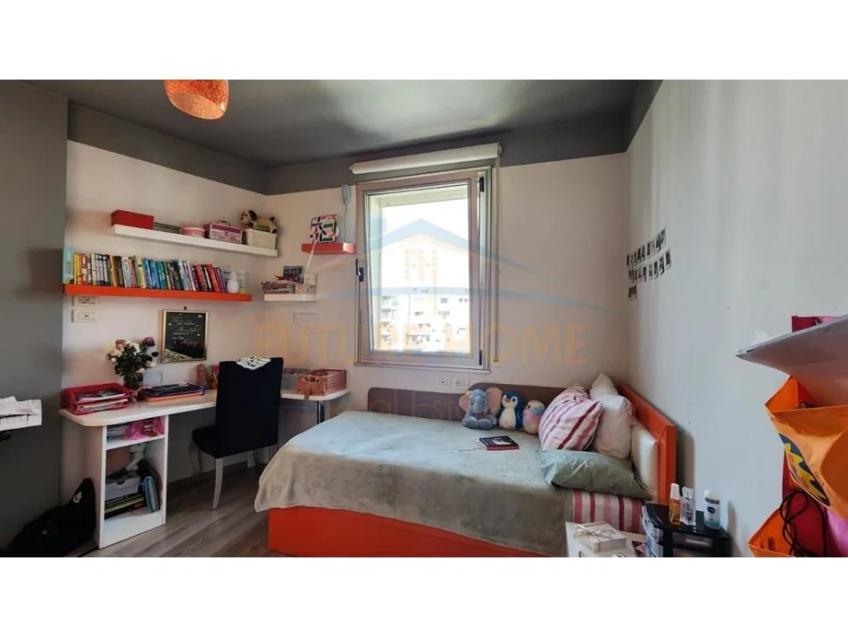 Tirane, jepet me qera apartament 3+1 Kati 6, 150 m² 1.800 € 