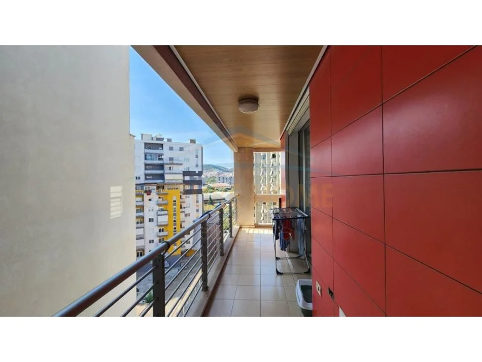 Tirane, jepet me qera apartament 3+1 Kati 6, 150 m² 1.800 € 