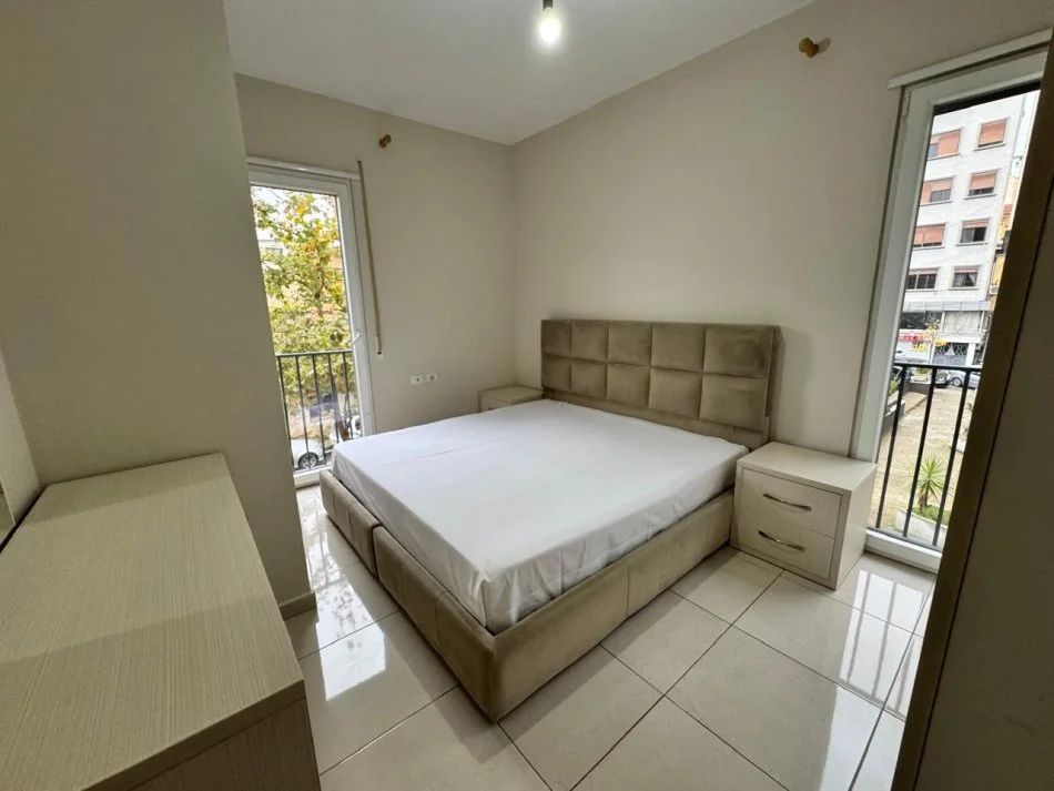 Tirane, jepet me qera apartament 2+1+Ballkon Kati 3, 100 m² 650 € 