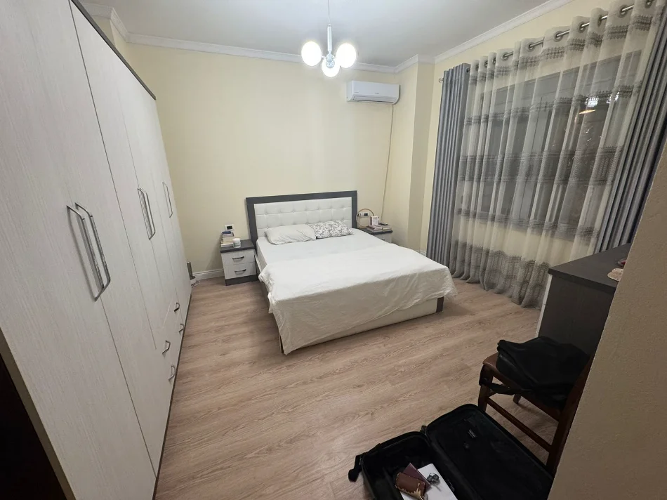 Tirane, jepet me qera Vile 2 Katshe Kati 1, 1.300 € (rruga riza cerova)