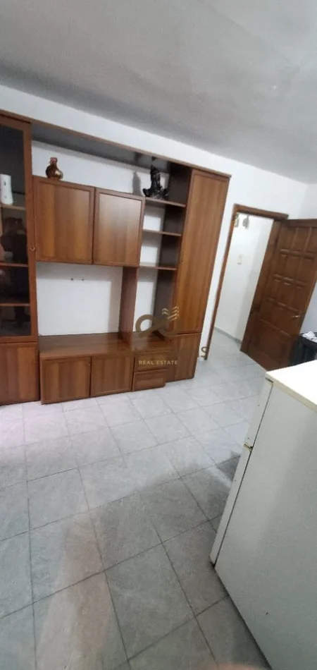 Tirane, jepet me qera apartament 1+1 Kati 3, 45 m² 350 € (selvia)