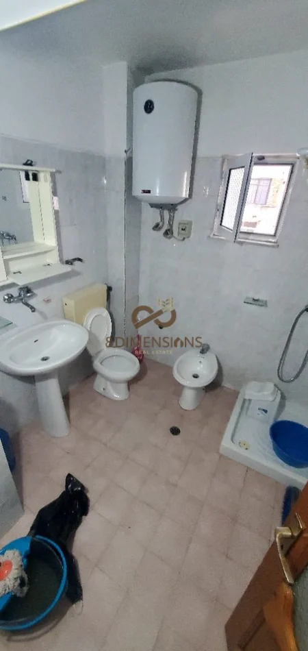 Tirane, jepet me qera apartament 1+1 Kati 3, 45 m² 350 € (selvia)