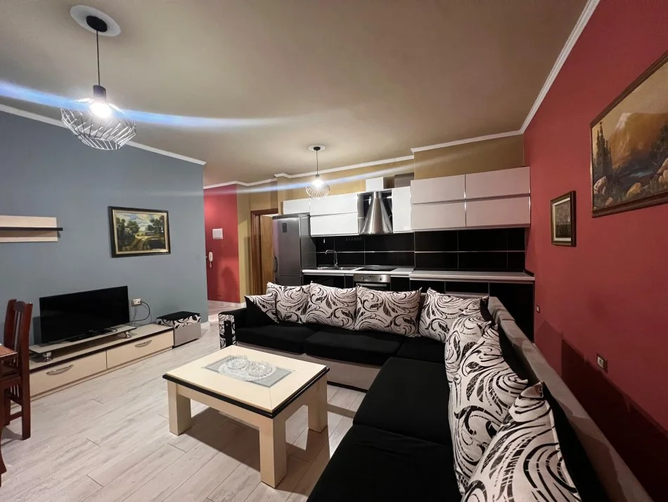 Tirane, jepet me qera apartament 1+1+Ballkon Kati 4, 63 m² 500 € (41.306720185288206, 19.813560954432287)