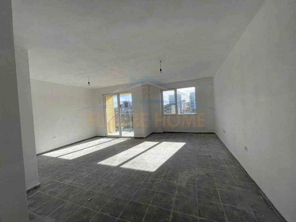 Durres, jepet me qera zyre Kati 3, 120 m² 300 € (Prane Spitalit Rajonal , Durres.)