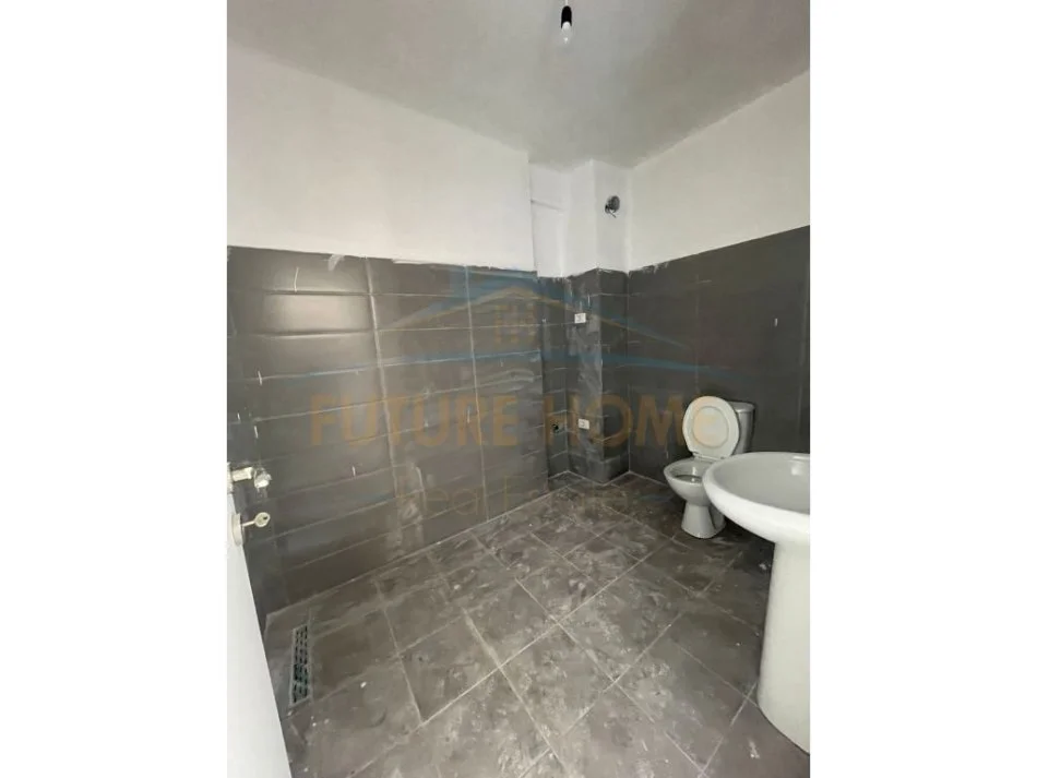 Durres, jepet me qera zyre Kati 3, 120 m² 300 € (Prane Spitalit Rajonal , Durres.)