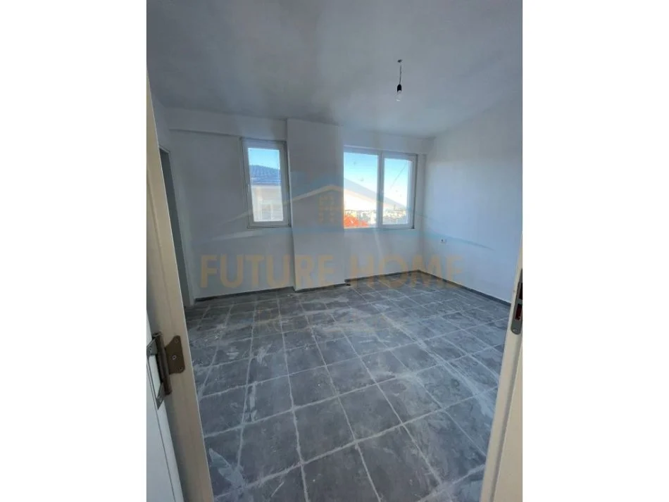 Durres, jap me qera zyre , 120 m² 300 € (spitali durres)