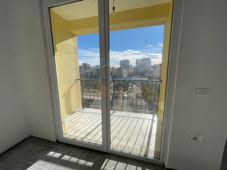 Durres, jepet me qera ambjent biznesi Kati 4, 120 m² 300 € (durres)