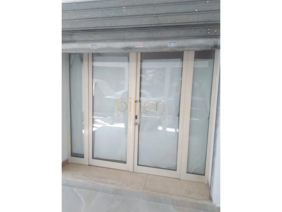 Tirane, jepet me qera dyqan , 55 m² 600 € (Vasil Shanto)