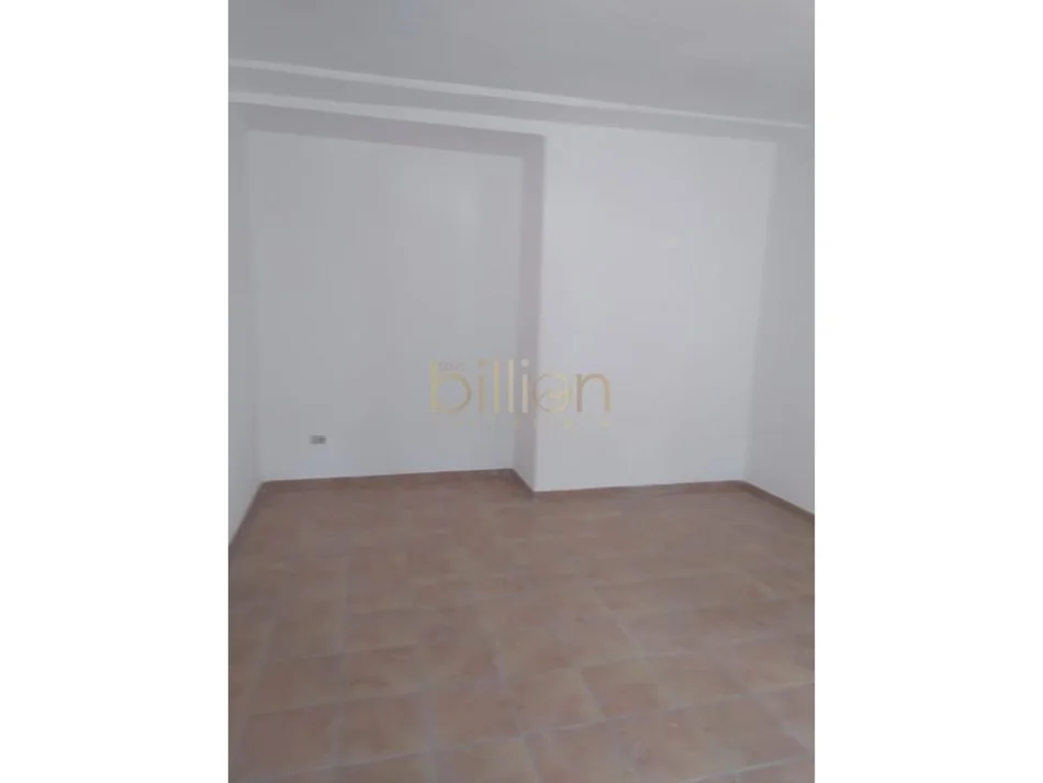 Tirane, jepet me qera dyqan , 55 m² 600 € (Vasil Shanto)