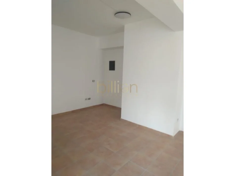 Tirane, jepet me qera dyqan , 55 m² 600 € (Vasil Shanto)