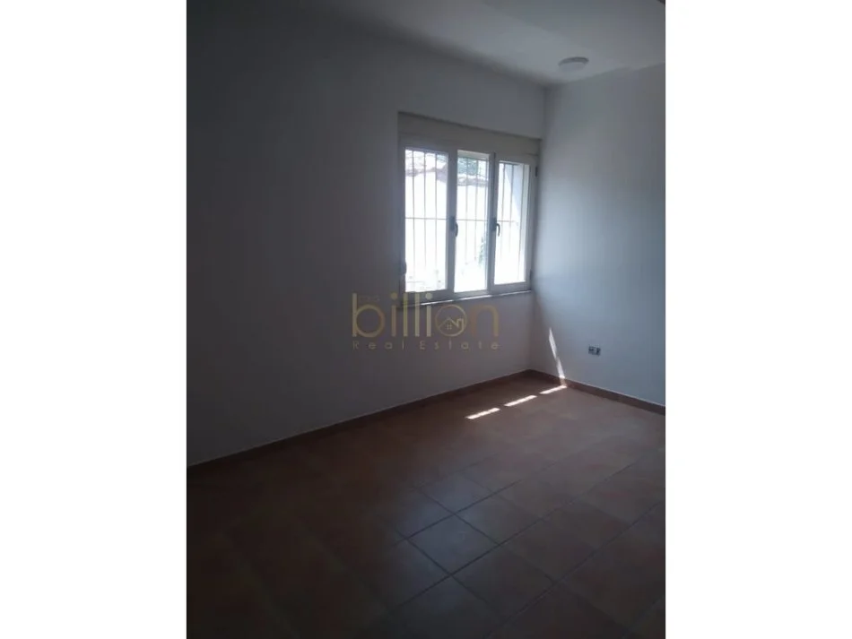 Tirane, jepet me qera dyqan , 55 m² 600 € (Vasil Shanto)