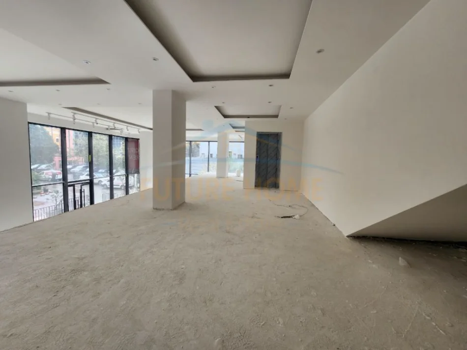 Qera, Ambjent , Stacioni i Trenit, Tirane.