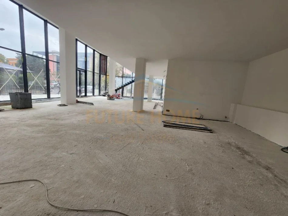 Qera, Ambjent , Stacioni i Trenit, Tirane.