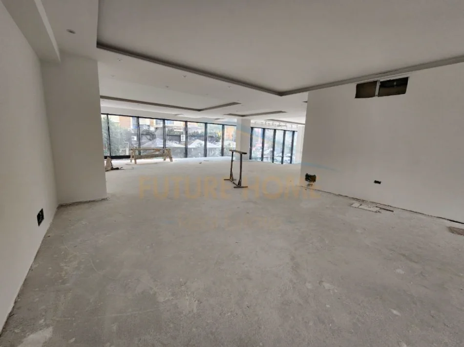 Qera, Ambjent , Stacioni i Trenit, Tirane.