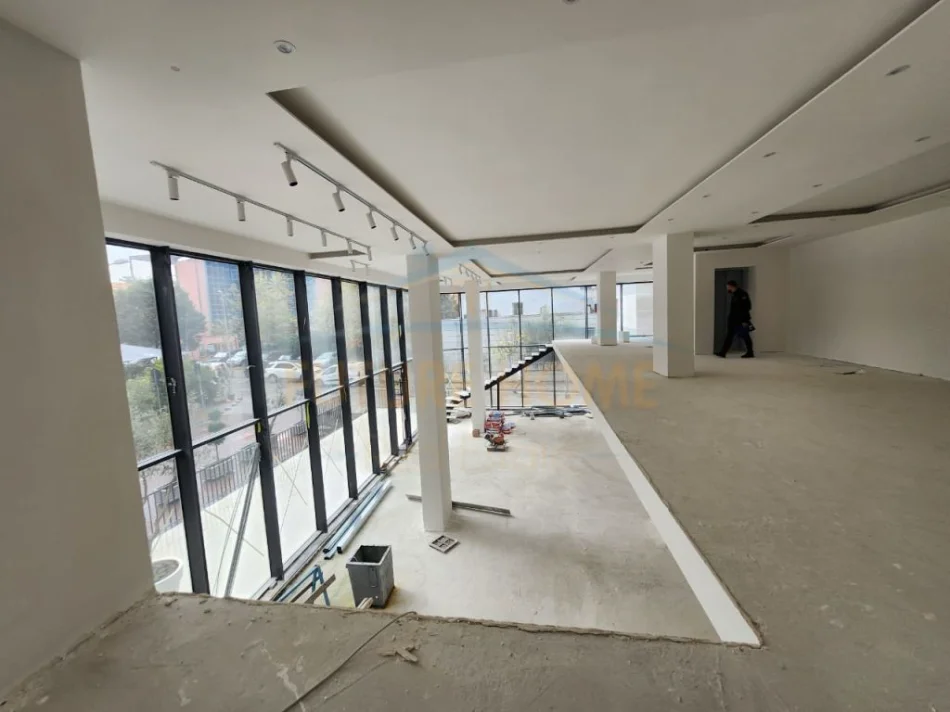 Qera, Ambjent , Stacioni i Trenit, Tirane.