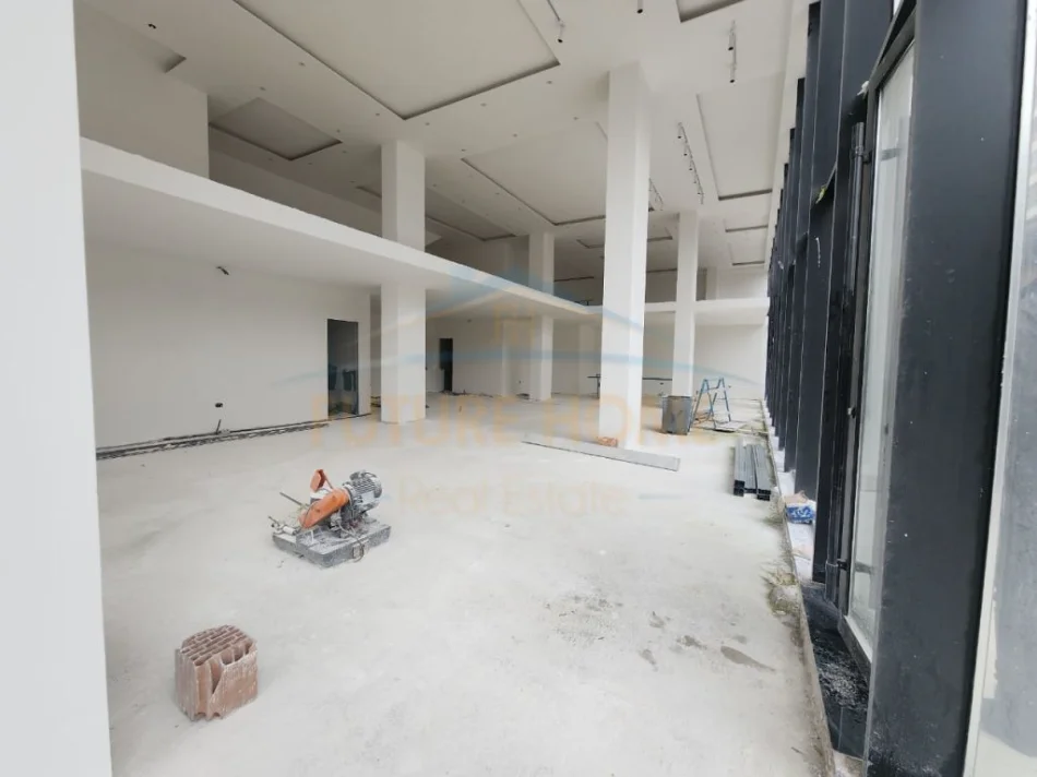 Qera, Ambjent , Stacioni i Trenit, Tirane.