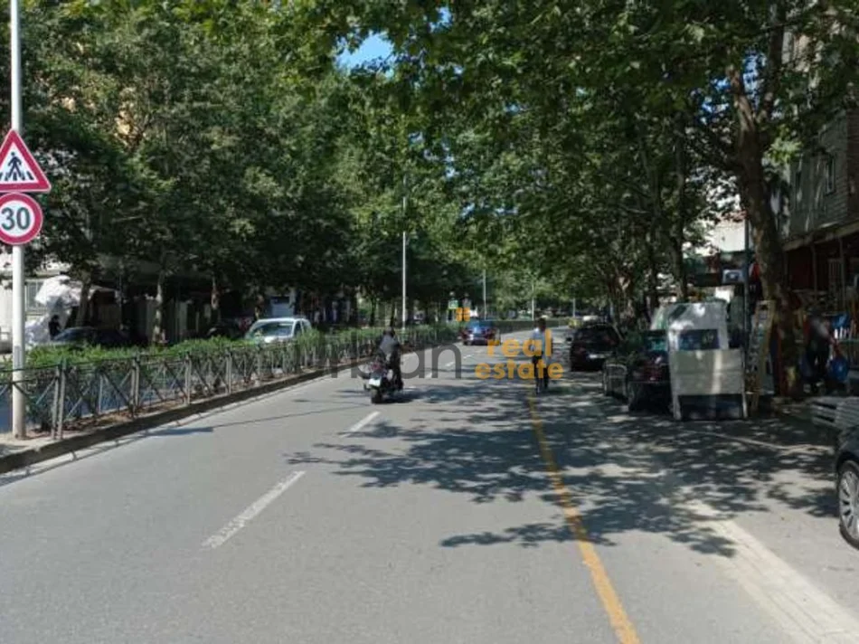 Tirane, shitet garazh | post parkimi Kati -1, 30 m² (Ferit Xhajko)