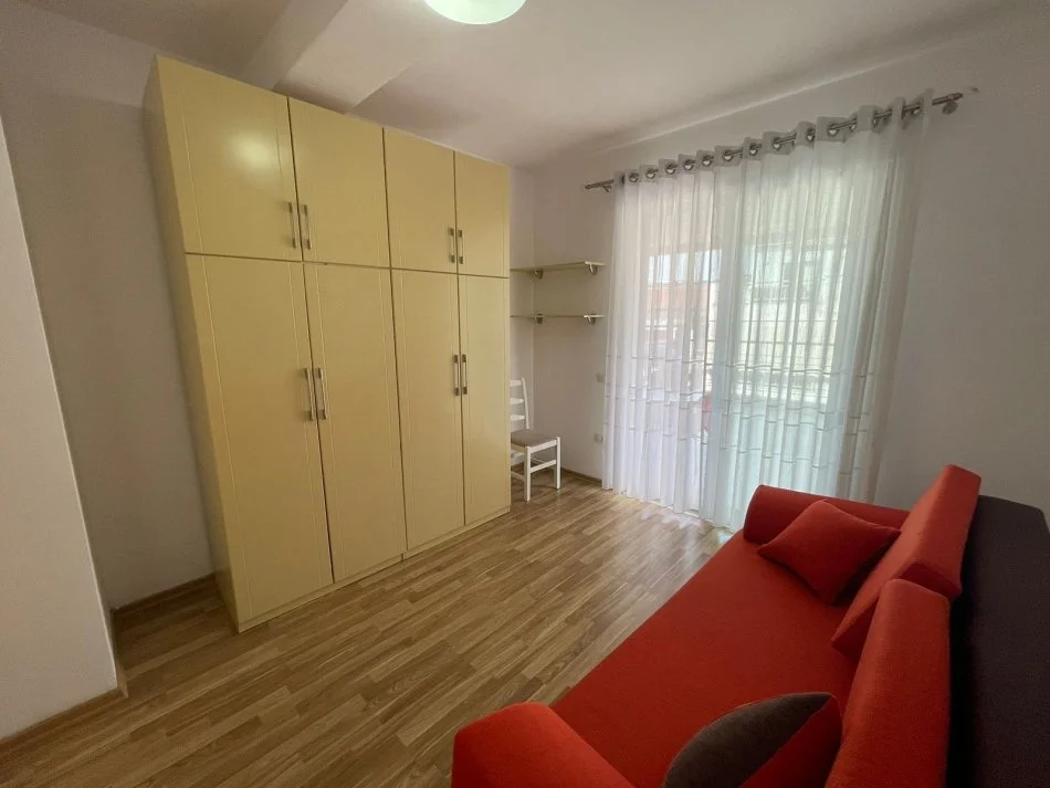 Tirane, jepet me qera apartament 3+1+Ballkon Kati 6, 150 m² 1.100 € (RRUGA PETI - KOPSHTI ZOOLOGJIK)