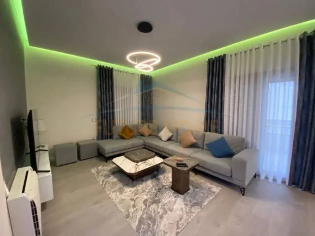 Tirane, jap me qera apartament 3+1 Kati 1, 150 m² 800 Euro