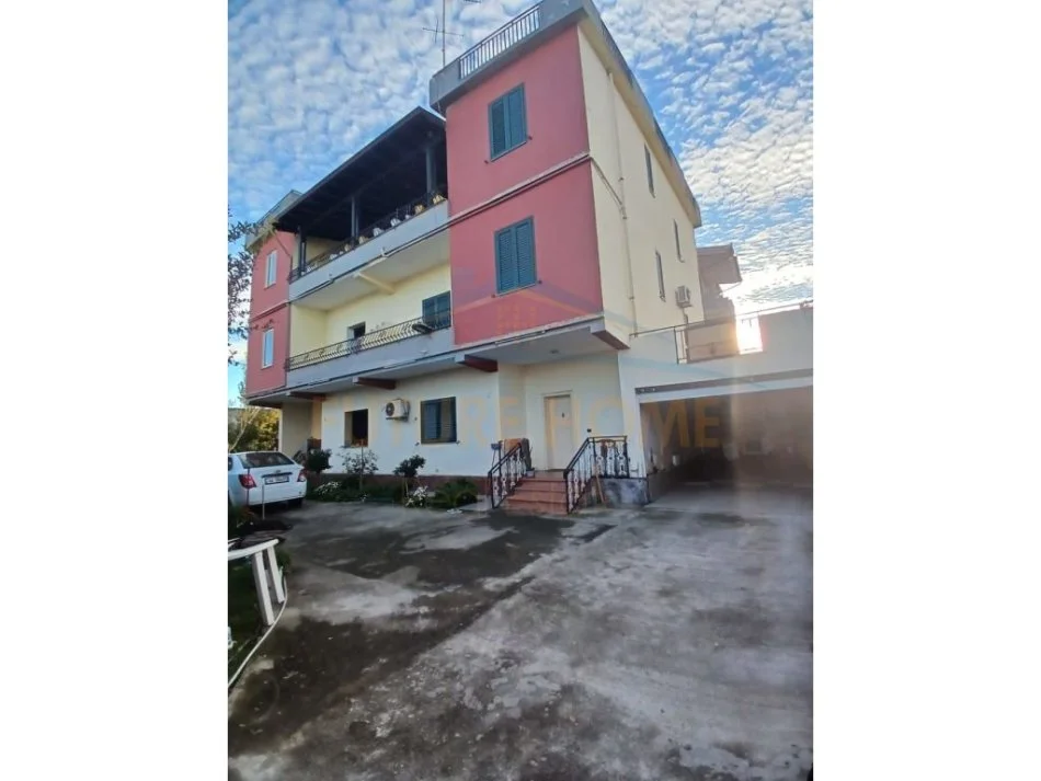 Durres, shitet Vile 5+1, Kati 0, 433 m² 375,000 € (SHKOZET,DURRES)