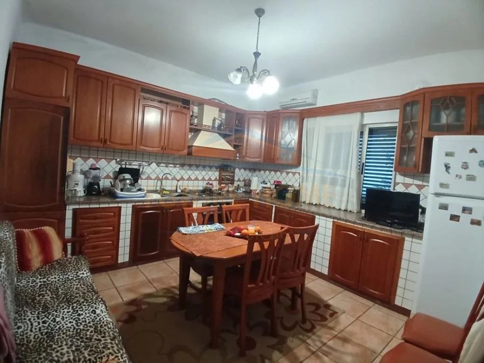 Durres, shitet Vile 5+1, Kati 0, 433 m² 375,000 € (SHKOZET,DURRES)
